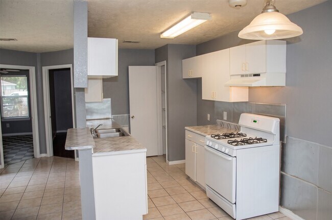 Building Photo - 306 Willowick St