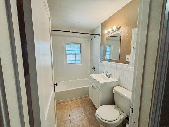 Building Photo - 62 Quaker Ln S