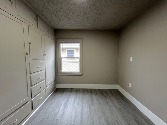 Building Photo - 1013 S 9th Ave