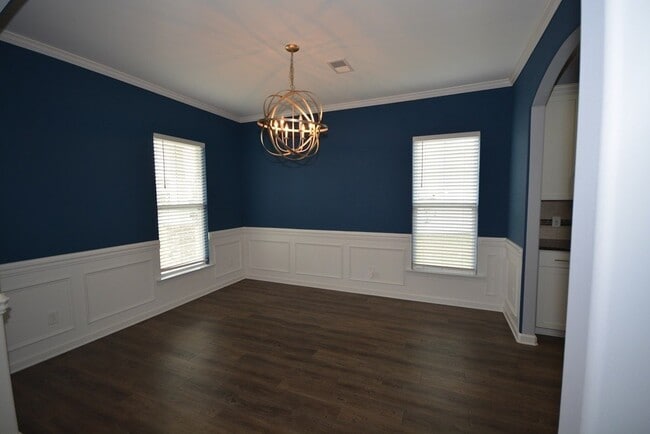 Building Photo - "Luxurious 5-Bed in, Pooler!"