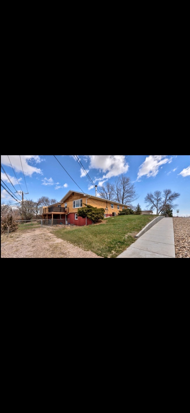 Building Photo - 3323 Parkview Dr