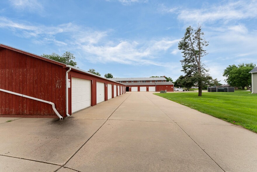 Building Photo - 1304 E Sylvan Cir