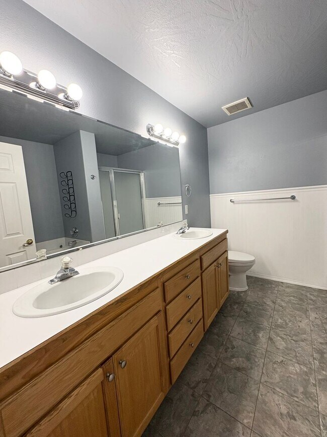 Building Photo - Beautiful 4-Bedroom Meridian Home with 4-Car Garage & Prime Location