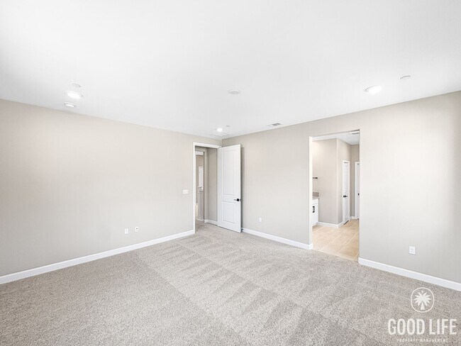 Building Photo - Never-Lived-In Modern 5BR Home with Private Backyard