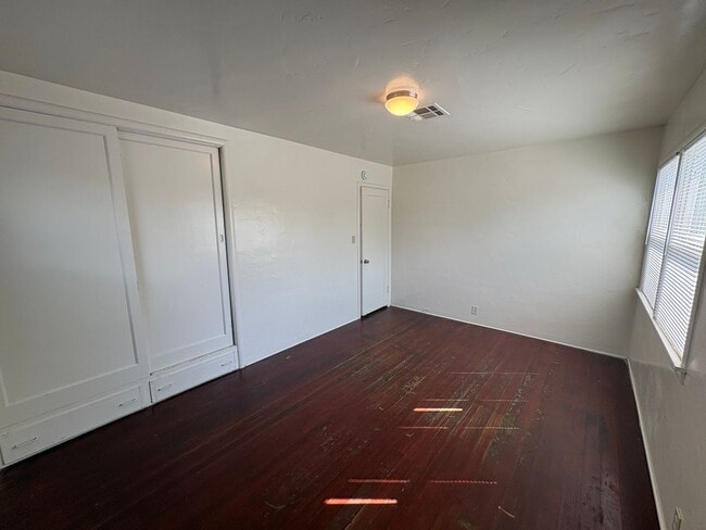 Building Photo - Cozy Home On Spacious Lot near Ballpark Rent Ready!