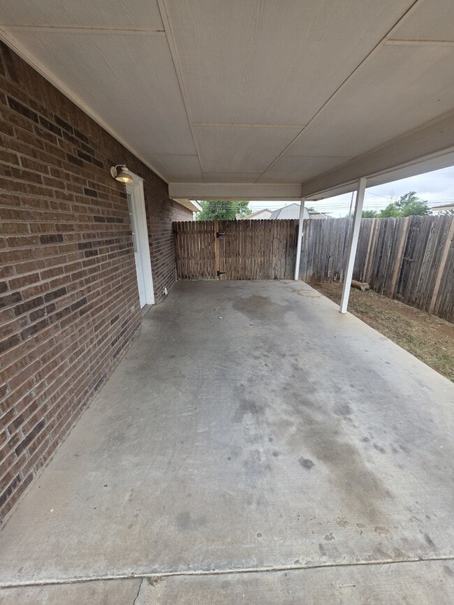 Building Photo - 3 bed 2 bath home