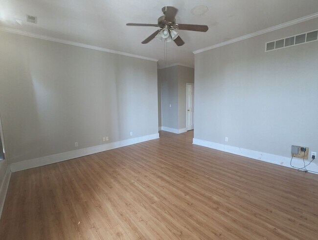 Building Photo - Huge Two+ Bedroom/Two Full Bath Apartment ...