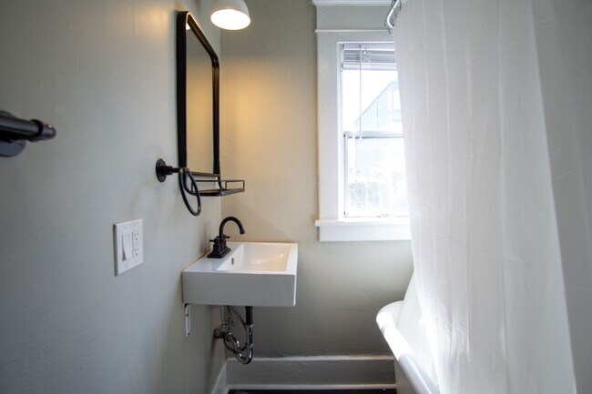 Building Photo - St. Johns Cool-Contemporary Studio w/ 1 MONTH FREE!