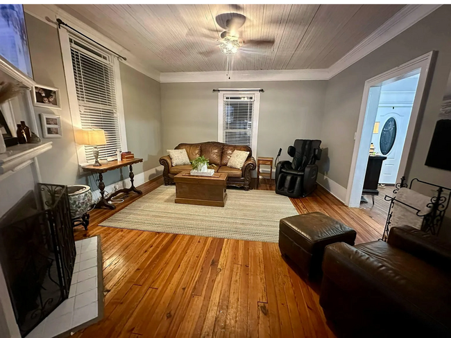 Building Photo - **Charming Small-Town Home Near Clark's Hi...