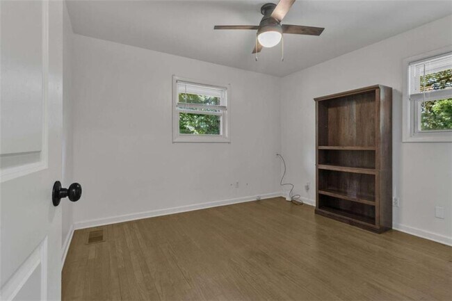 Building Photo - 610 Oriole Dr SE