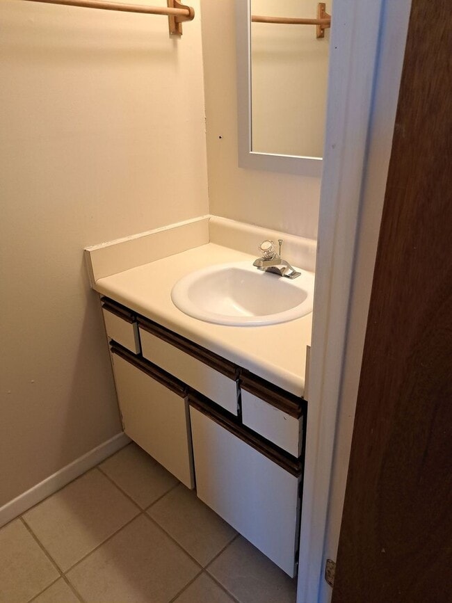 Building Photo - 4837 S Lakewood Dr