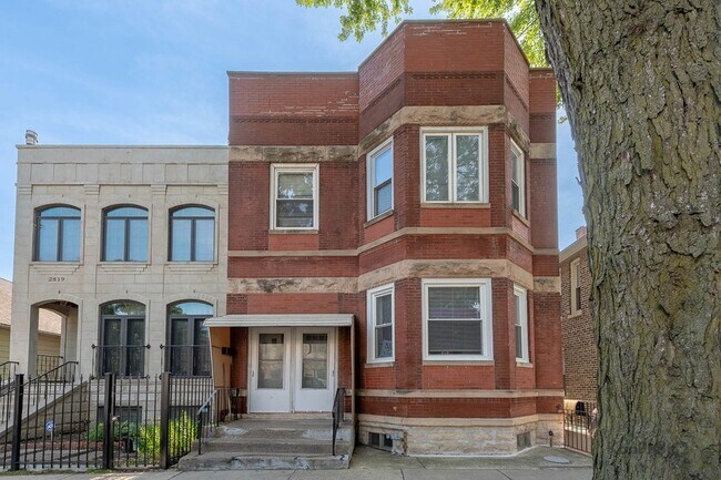 Primary Photo - 2821 S Emerald Ave