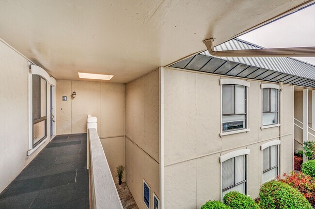 Building Photo - Cozy Condo, Smack-dab in the Middle of Bellevue