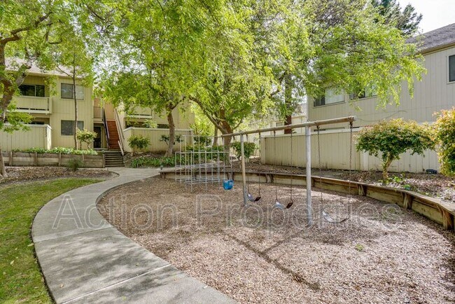 Building Photo - 3041 Kaiser Dr