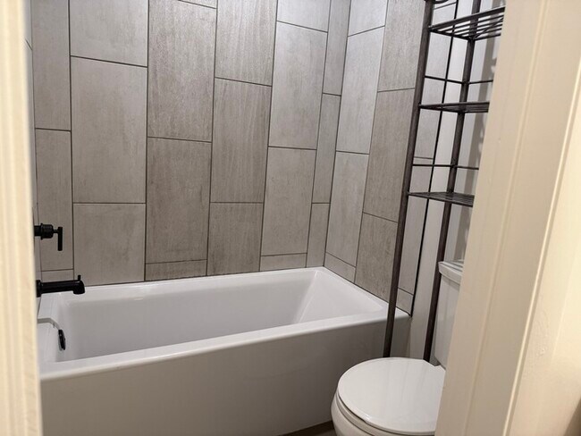 Building Photo - Spacious & Stylish 1-Bedroom Condo in the ...