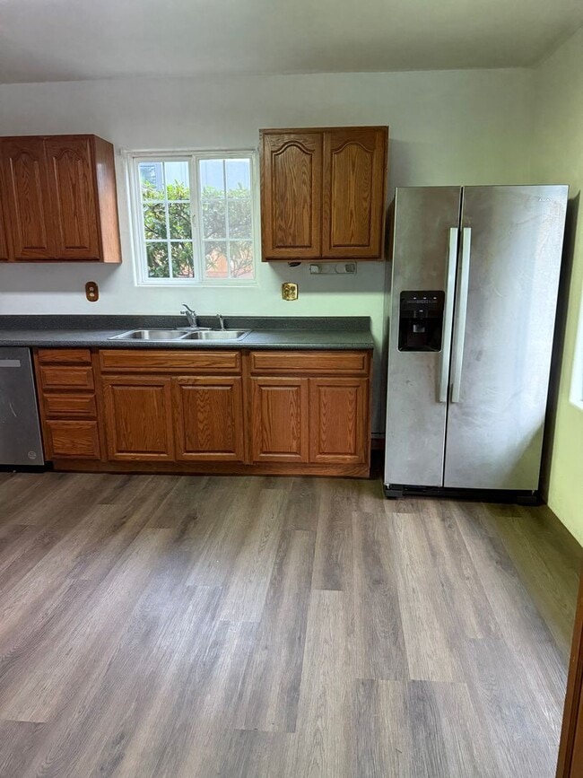 Building Photo - Spacious Two-Story with Country Kitchen an...