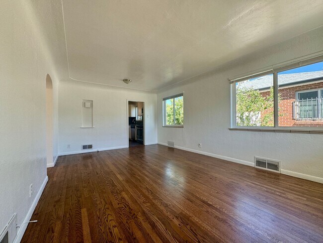 Building Photo - 2 Bedroom, 1 Bathroom Duplex in Denver! Available August!!