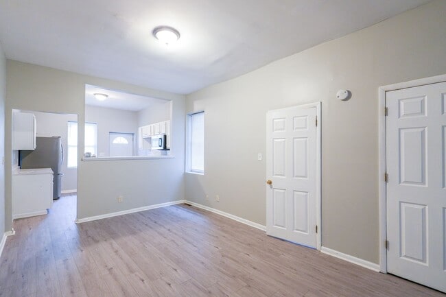 Building Photo - Newly renovated 6 bedroom 2.5 bath in Carroll Park Area