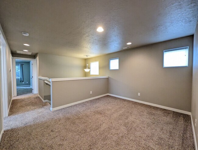 Building Photo - Gorgeous 3-Bedroom, 2.5-Bath Home on Corner Lot In Eugene!