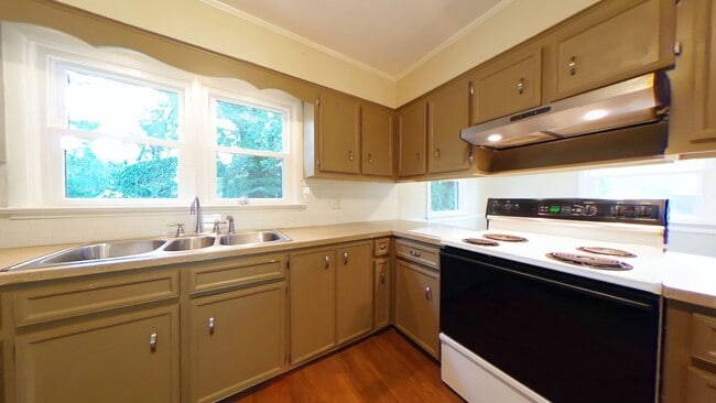 Building Photo - 3 Bedroom 1.5 Bathroom Single Family Home ...