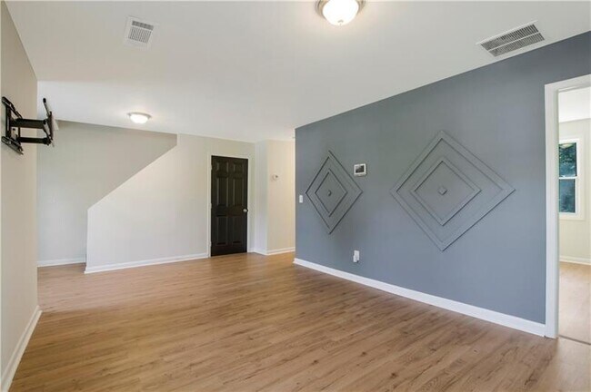 Building Photo - 551 Valley Hill Rd SE