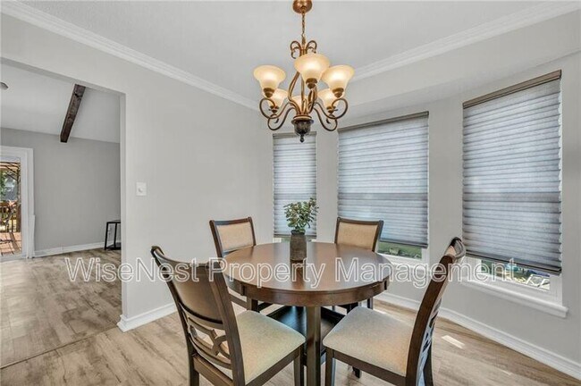 Building Photo - 305 NW Shamrock Ave