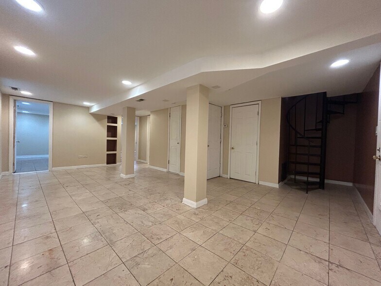 Building Photo - 3849 W School St