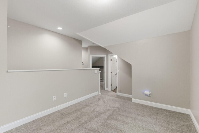 Building Photo - 837 S Kentwood Ave