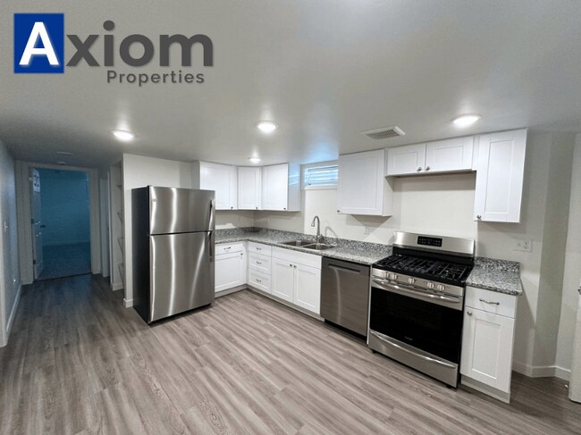 Building Photo - 906 E Elm-B