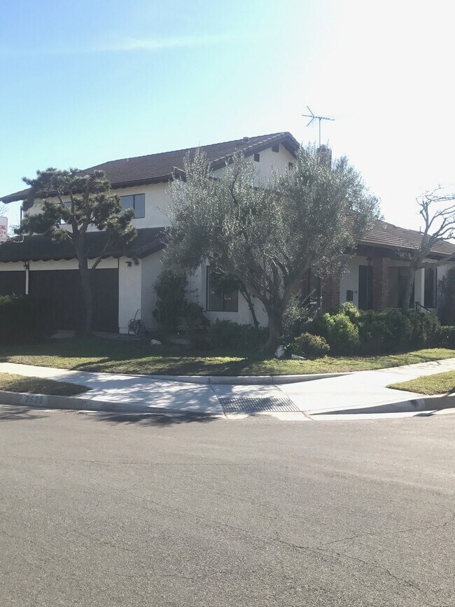 Building Photo - 3Bed/3Bath House Plus Office in South Torr...