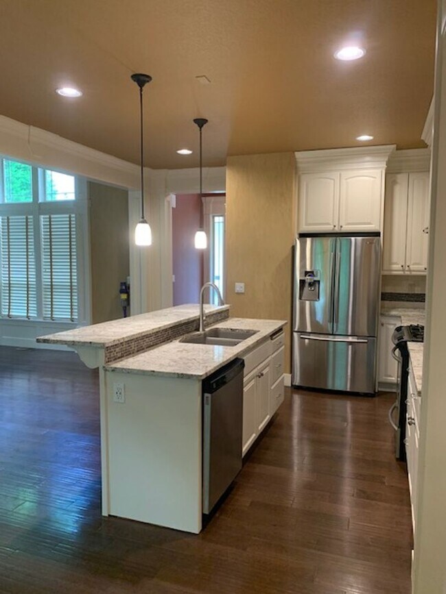Building Photo - Starpointe Luxury Home with 6 Bedrooms, 4 ...