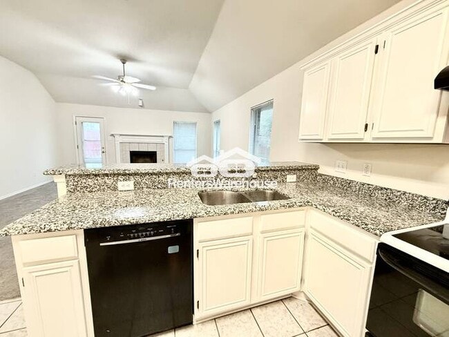 Building Photo - Ready for Move-In! Established neighborhoo...