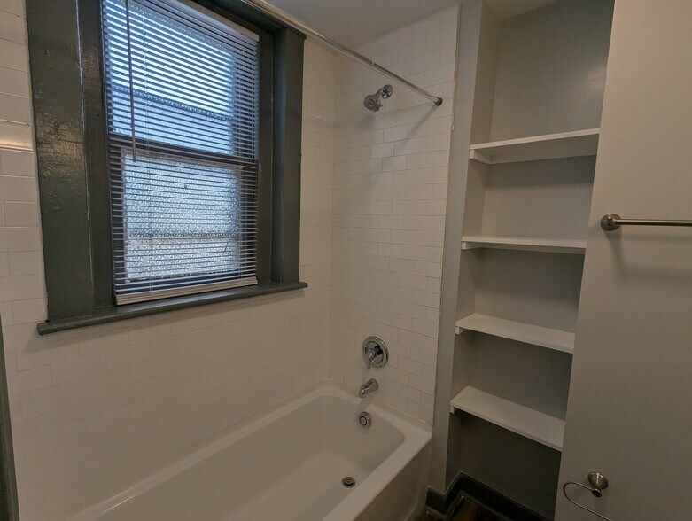 Building Photo - 2914 Idlewood Ave