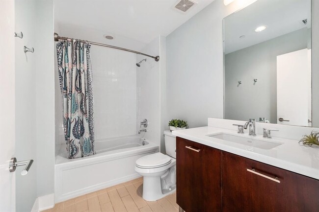 Building Photo - 603 Davis St