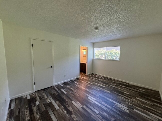 Building Photo - Adorable UPDATED 2bd/2bth duplex in Sacramento!