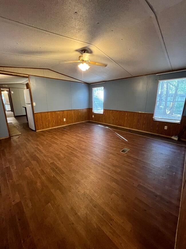 Building Photo - 103 Thompson Rd