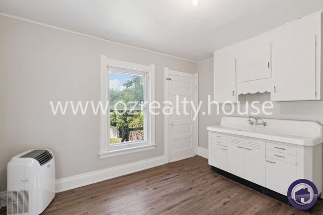 Building Photo - 2727 Robinwood Ave