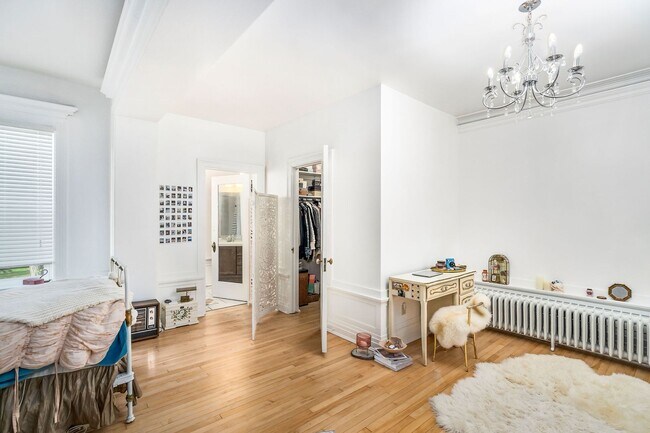 Building Photo - Beautiful 2 Bedroom/2 Bathroom First Floor Apartment in East Duluth Mansion - AVAILABLE JUNE!