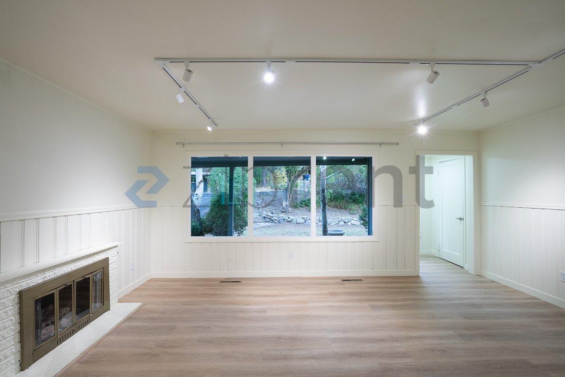Building Photo - Unit