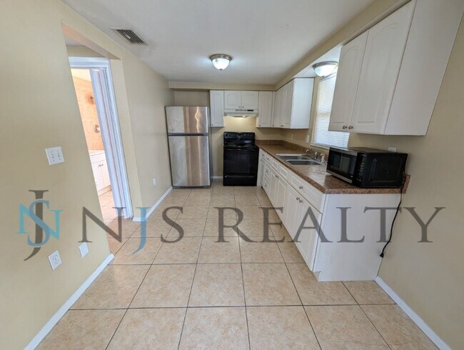 Building Photo - Spacious 2 bedroom home with INDOOR LAUNDRY, a FULL garage, and fenced in yard!!