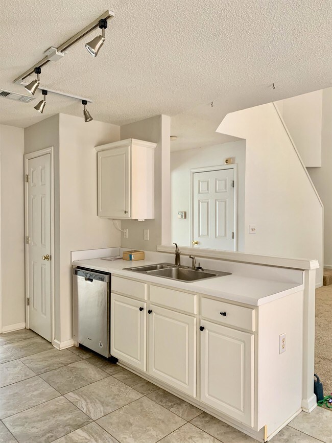 Building Photo - 485 Chippenham Ct