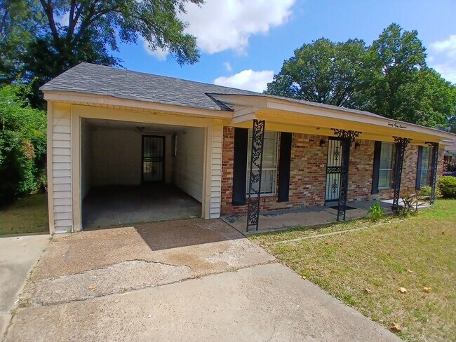Building Photo - Discover this move-in ready 3-bedroom, 1.5...