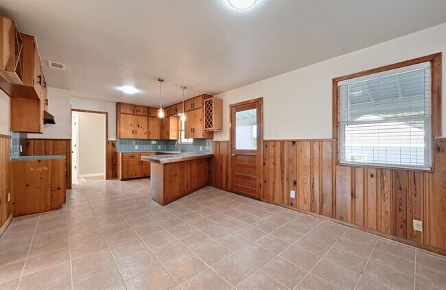 Building Photo - 1900 Cedar Ave