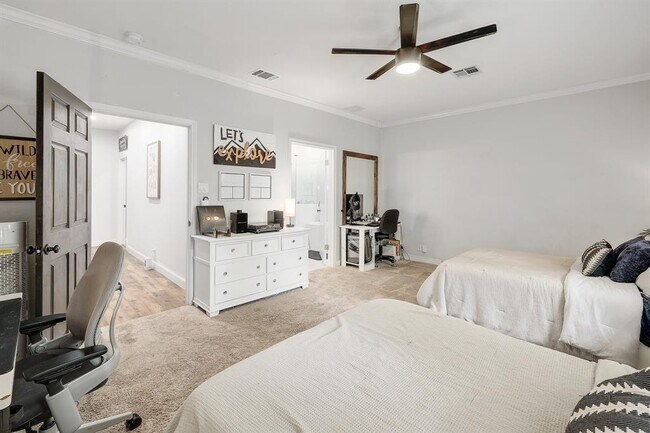 Building Photo - 3019 Plantation Dr