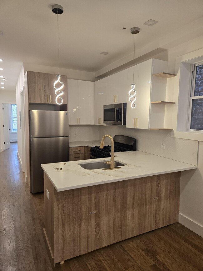 Building Photo - 232 Van Horne St