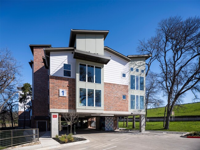 Building Photo - 1800 S I-35 Frontage Rd