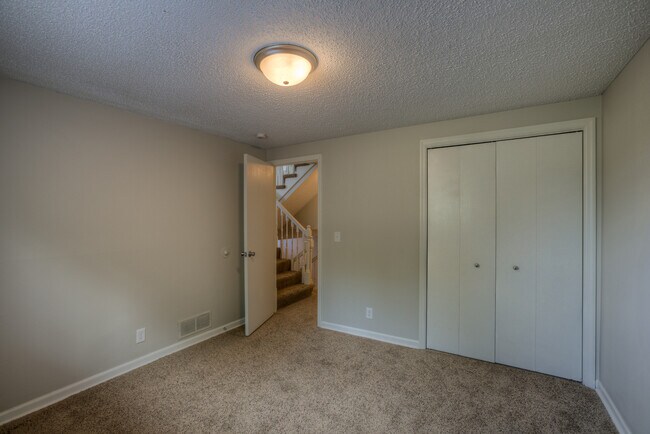 Building Photo - Convenient location! Side Split in Western Omaha.