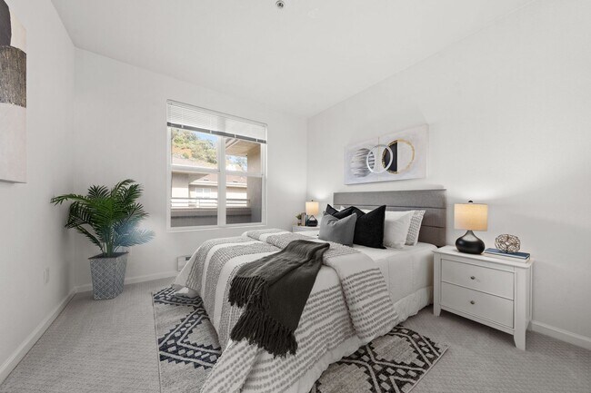 Building Photo - Epic REA - Top floor, Sweeping Views, 3 BR...