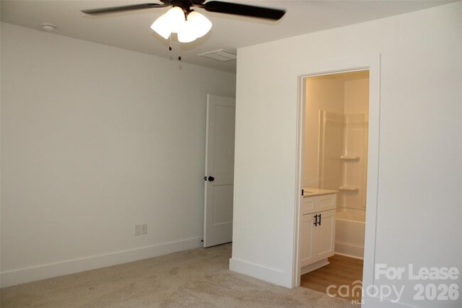 Building Photo - 562 W Park Ave