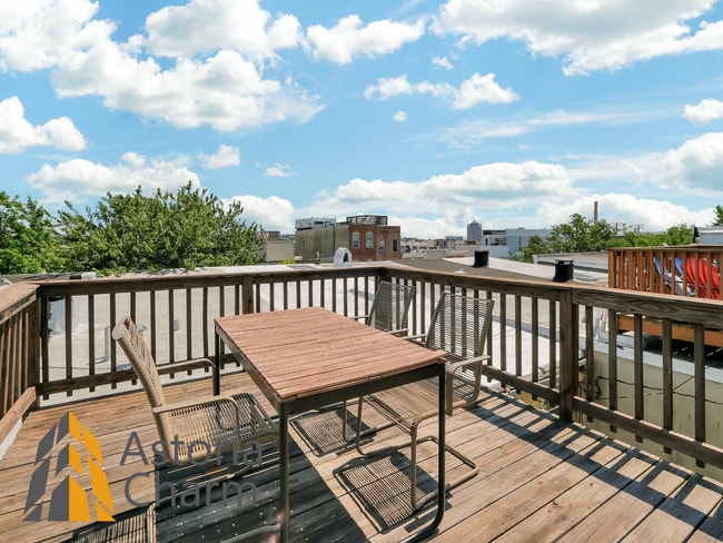 Building Photo - Classic Brick Rowhome with Rooftop Views
